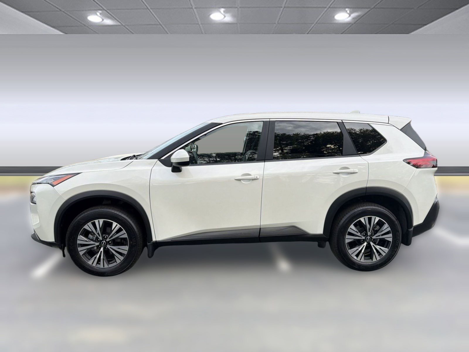 Used 2023 Nissan Rogue SV image 2