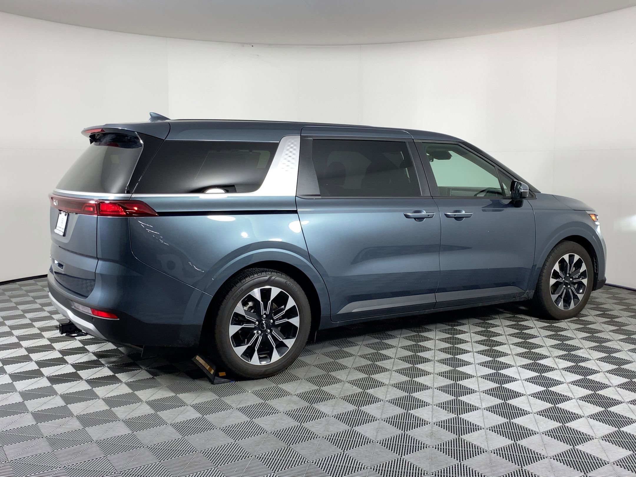 Used 2024 Kia Carnival EX image 8