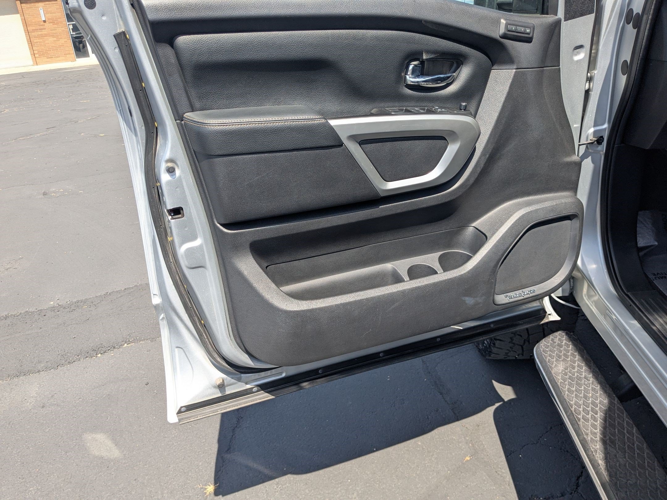 Used 2017 Nissan Titan SL AWD/4WD image 15
