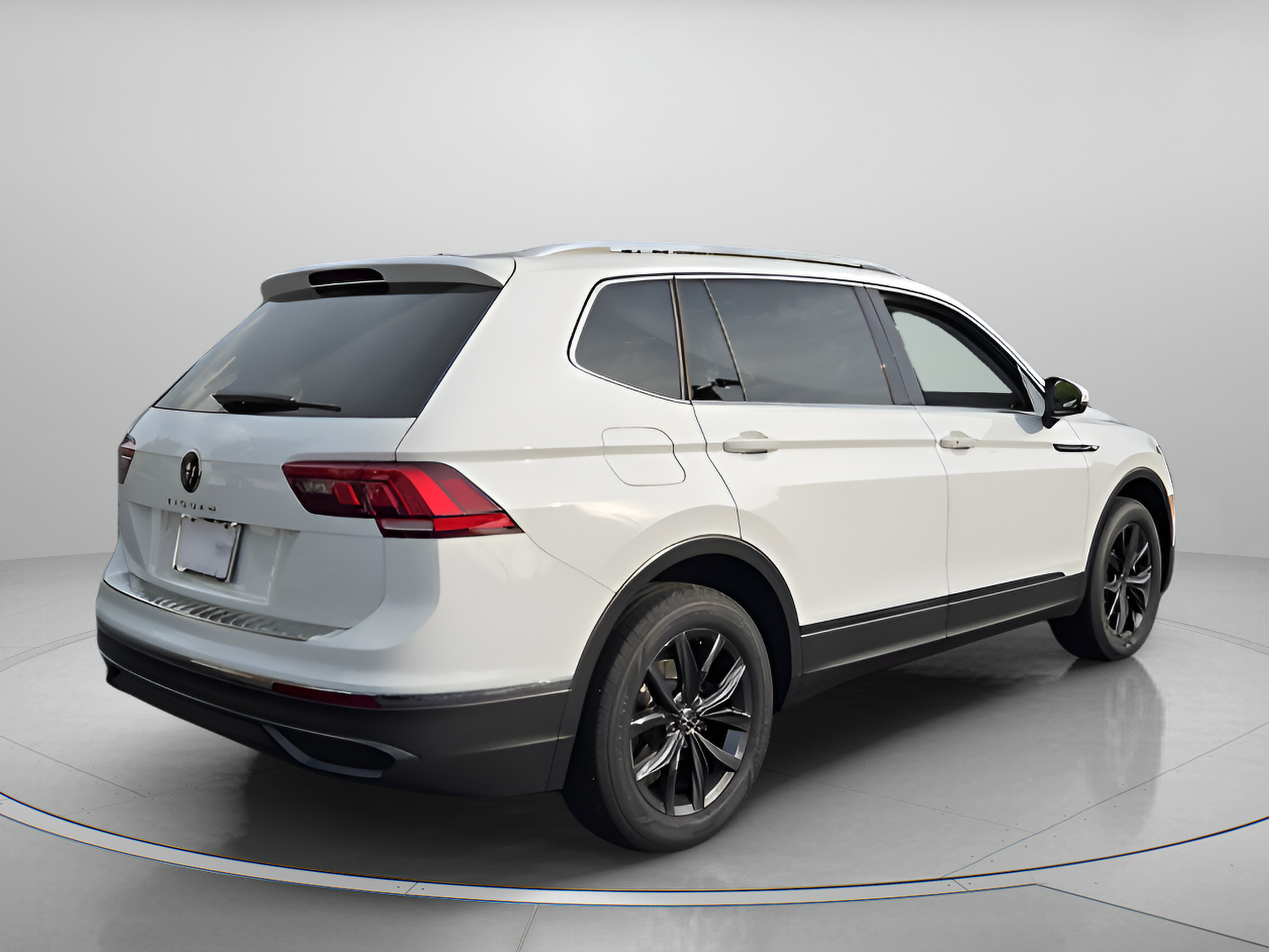 Used 2024 Volkswagen Tiguan SE w/ Panoramic Sunroof Package FWD image 5