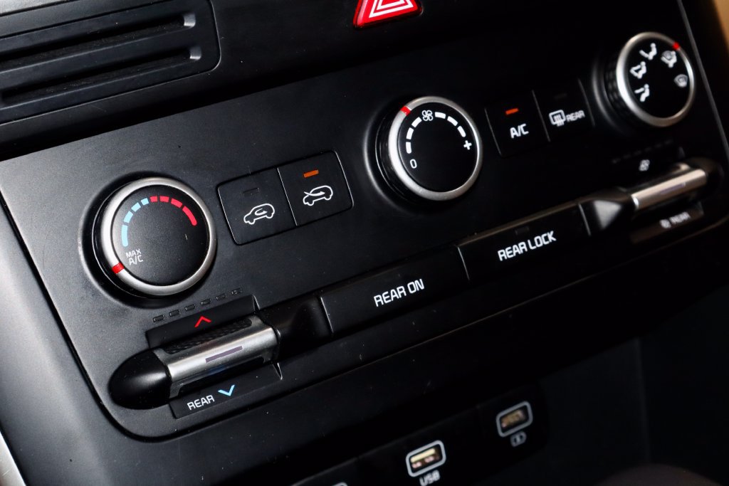 Used 2024 Kia Carnival LX FWD image 33