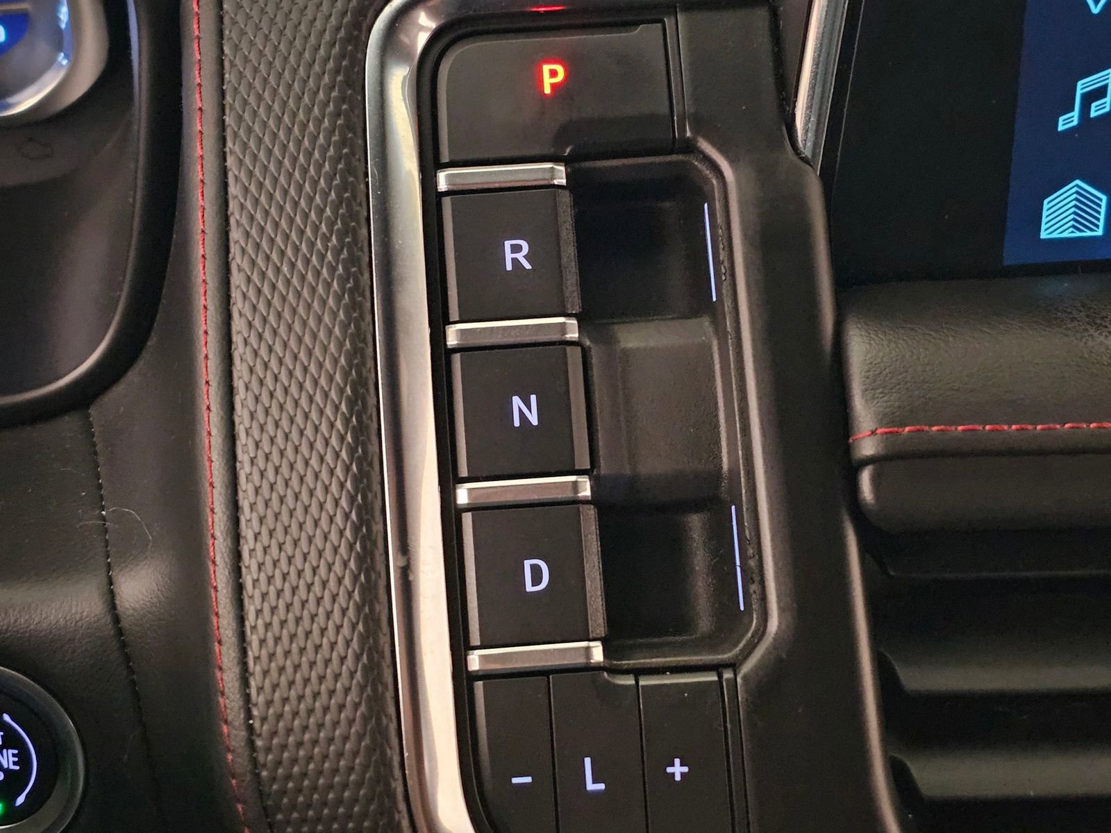 Used 2022 Chevrolet Suburban RST w/ Sport Performance Package image 20