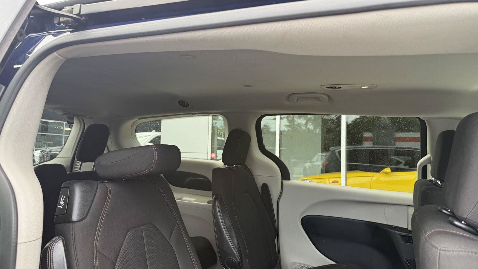 Used 2017 Chrysler Pacifica LX FWD image 17
