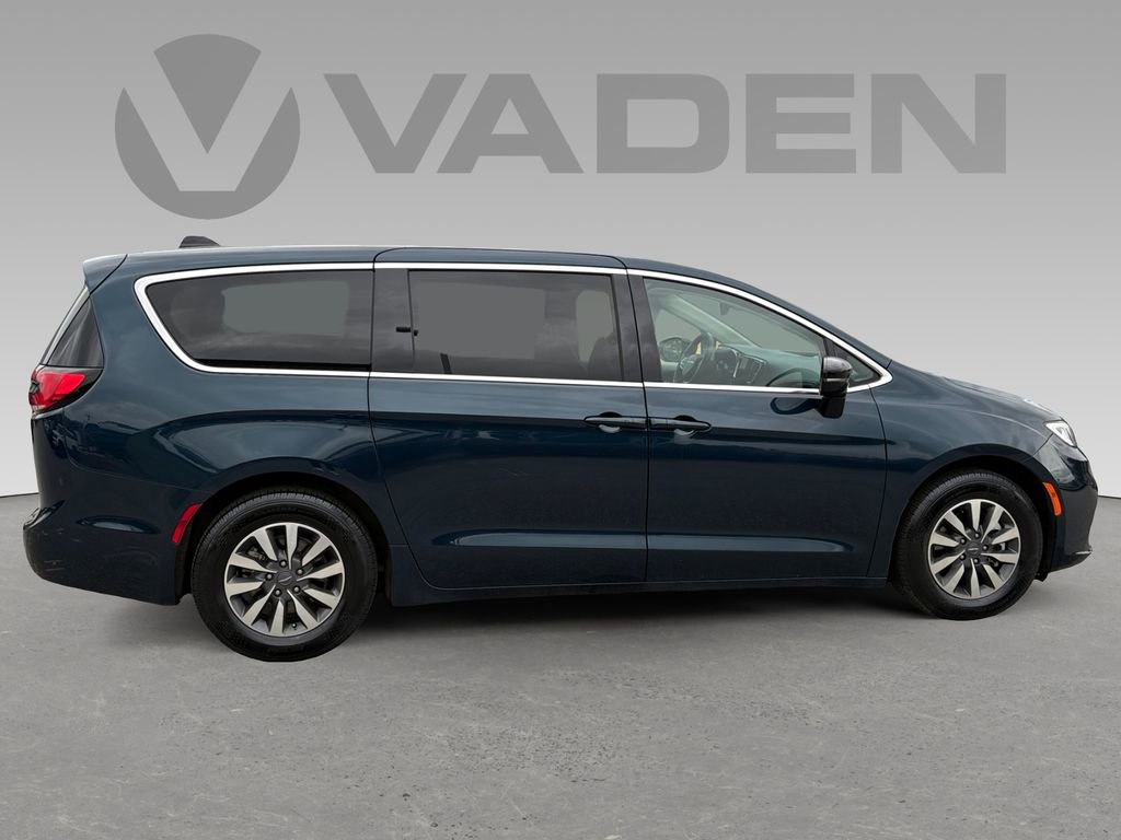 Used 2024 Chrysler Pacifica Select image 6