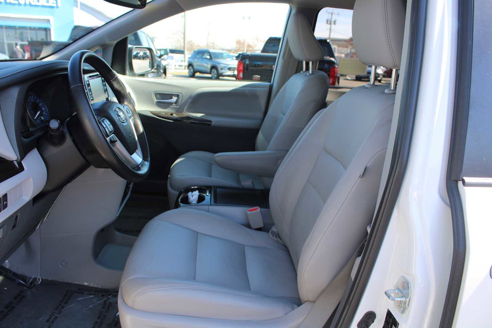 Used 2020 Toyota Sienna XLE w/ XLE Navigation Package image 9