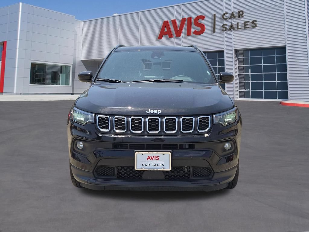 Used 2025 Jeep Compass Latitude w/ Sun & Sound Group AWD/4WD image 2