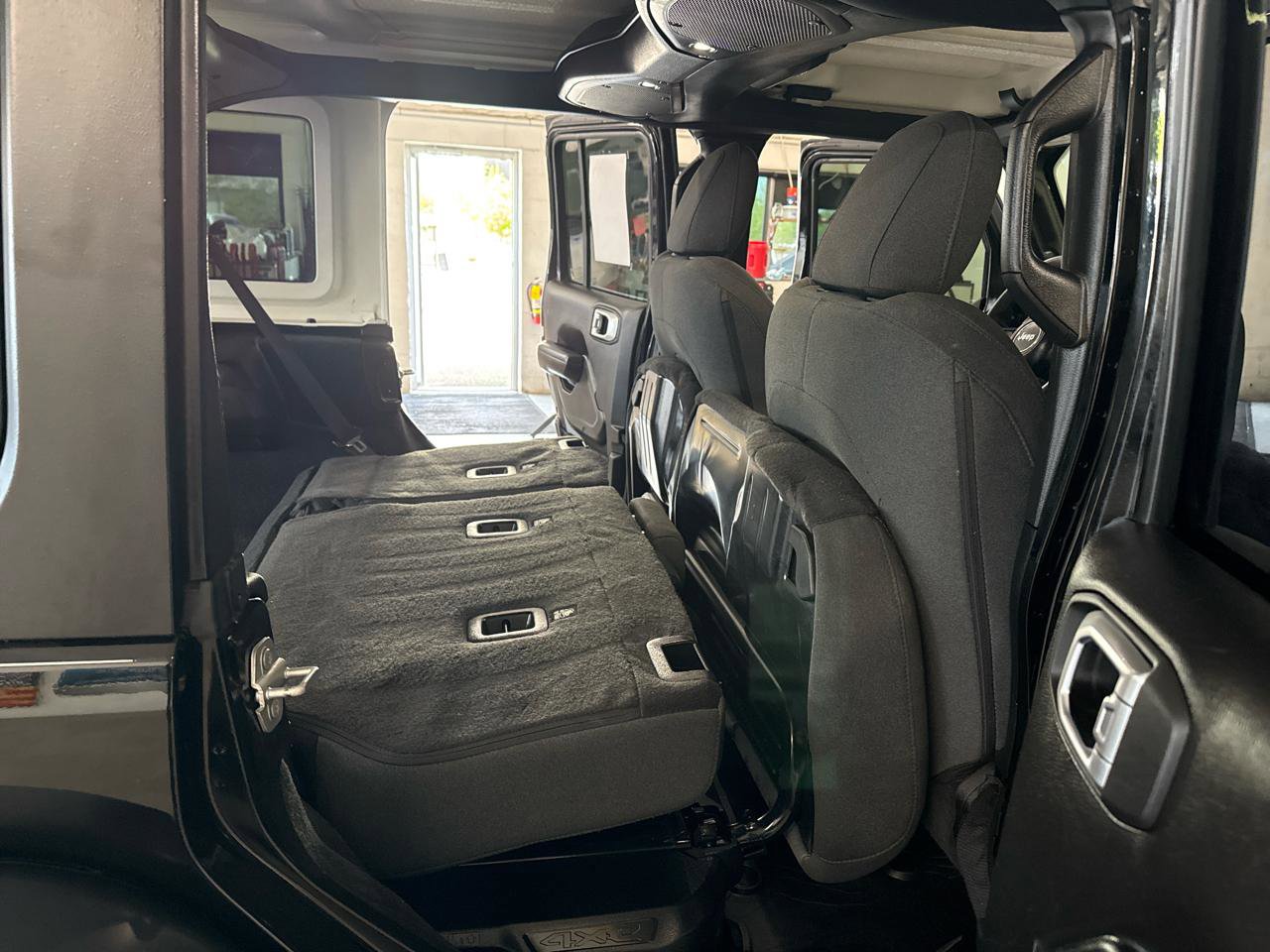 Used 2024 Jeep Wrangler Unlimited image 40