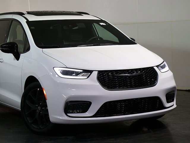 Used 2025 Chrysler Pacifica Limited image 6