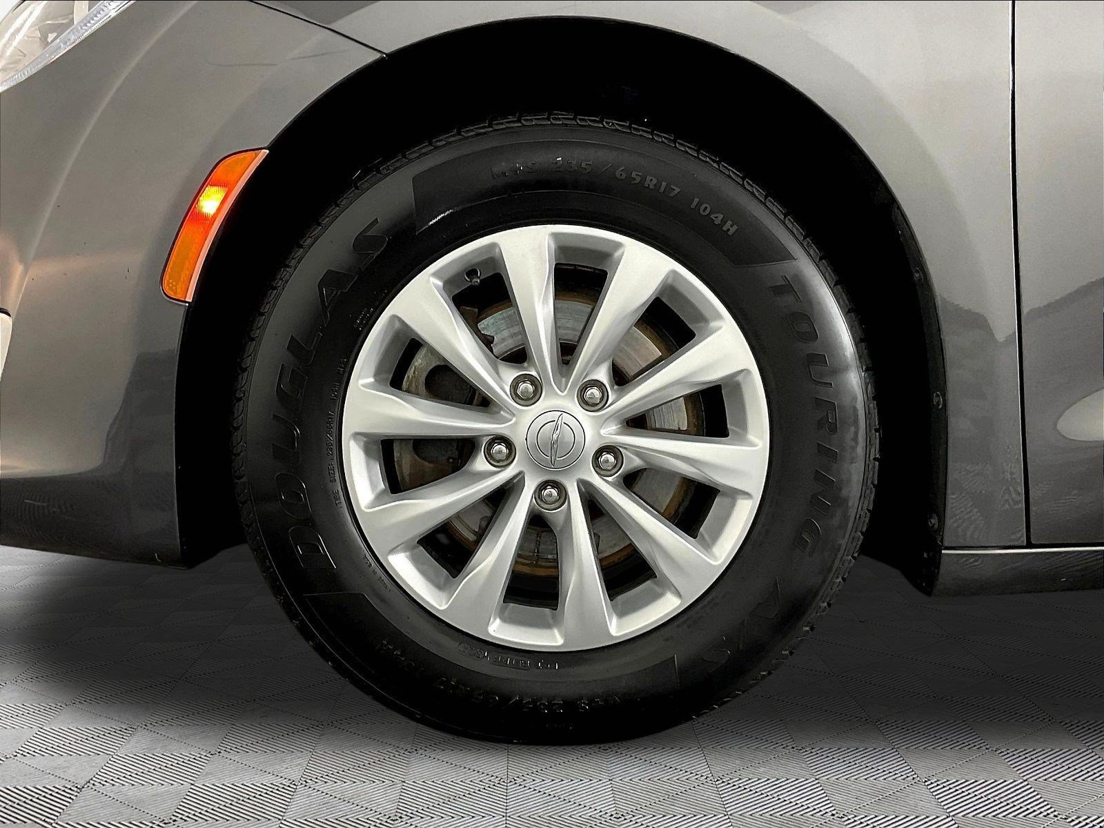 Used 2018 Chrysler Pacifica Touring-L Plus FWD image 34
