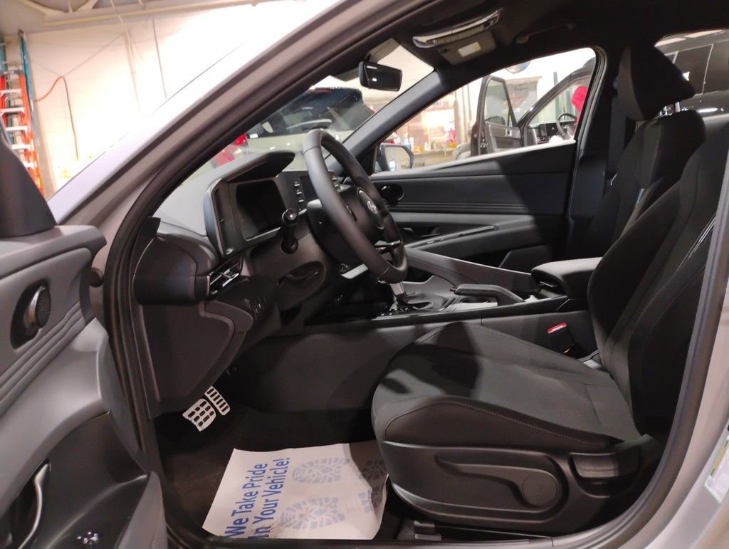 Used 2025 Hyundai Elantra Sport image 9