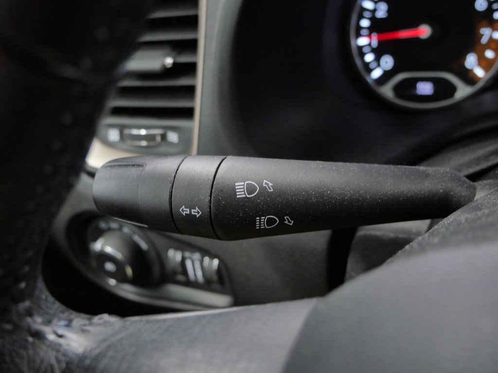 Used 2015 Jeep Renegade Latitude FWD image 29