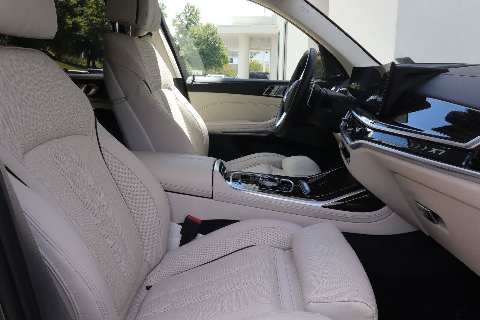Used 2025 BMW X7 xDrive40i w/ Premium Package AWD/4WD image 21