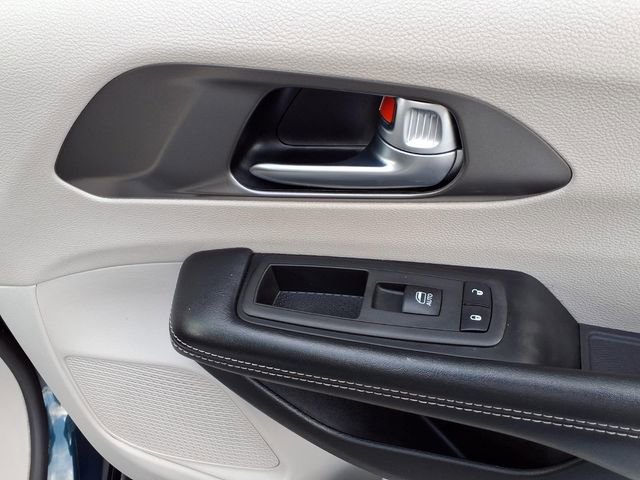 Used 2022 Chrysler Pacifica Touring-L FWD image 24