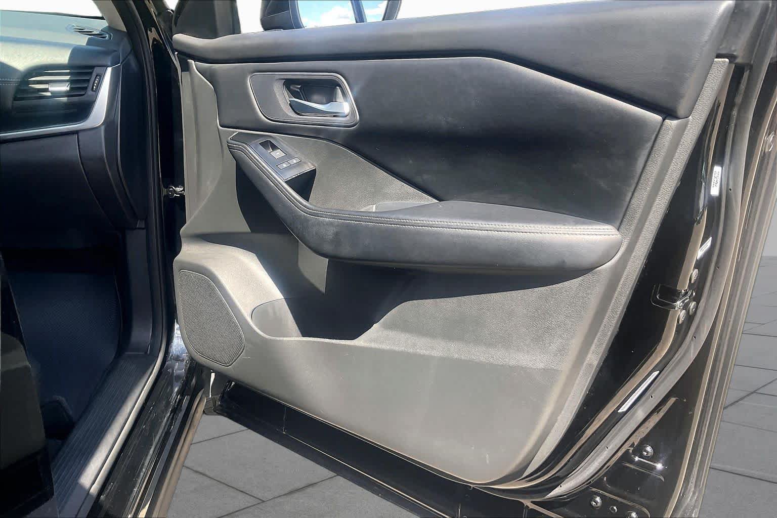 Used 2025 Nissan Rogue SV FWD image 22