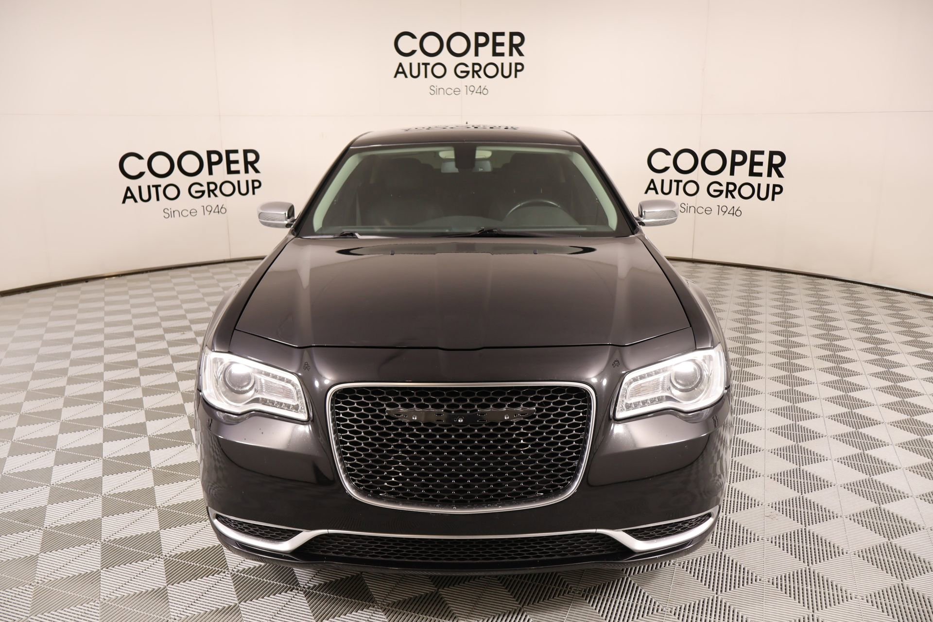 Used 2019 Chrysler 300 Touring w/ Chrome Appearance Package RWD image 8