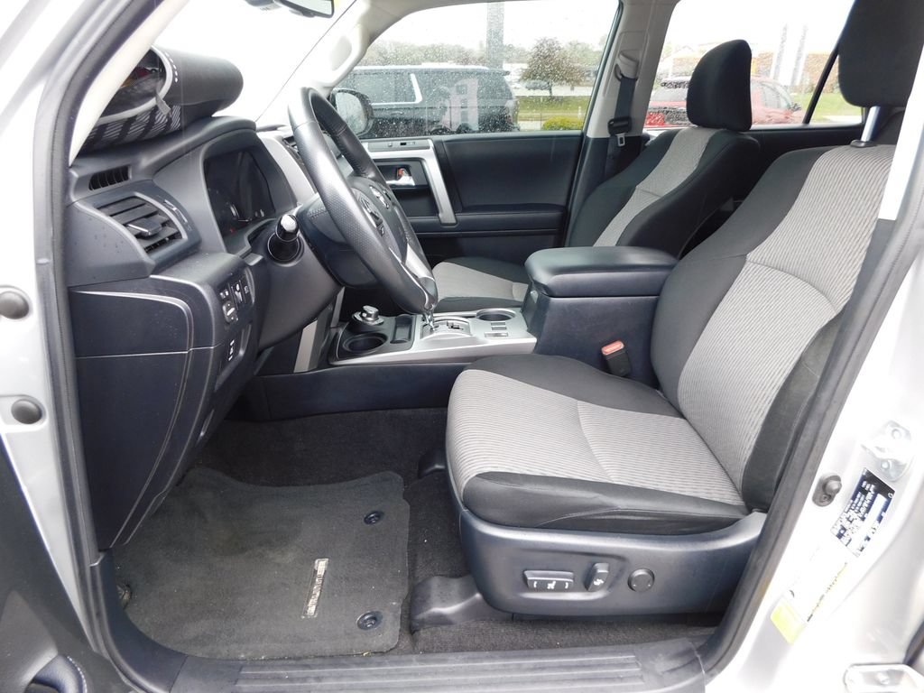 Used 2020 Toyota 4Runner SR5 AWD/4WD image 9
