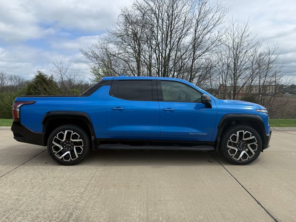 Used 2025 Chevrolet Silverado EV RST image 2
