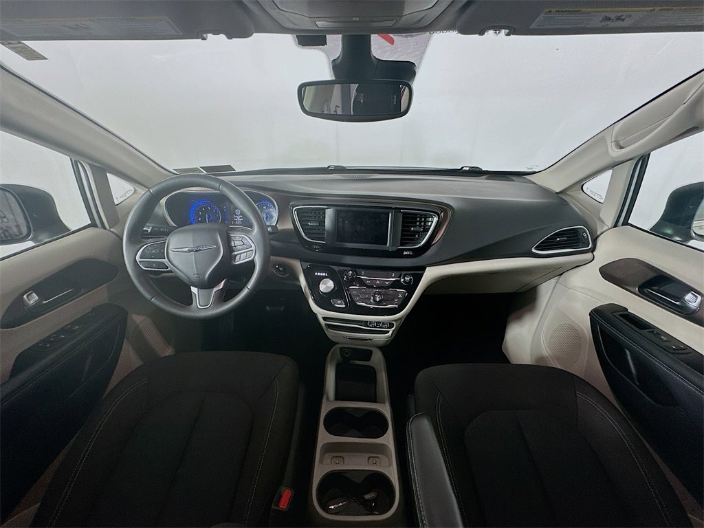 Used 2023 Chrysler Voyager LX image 10