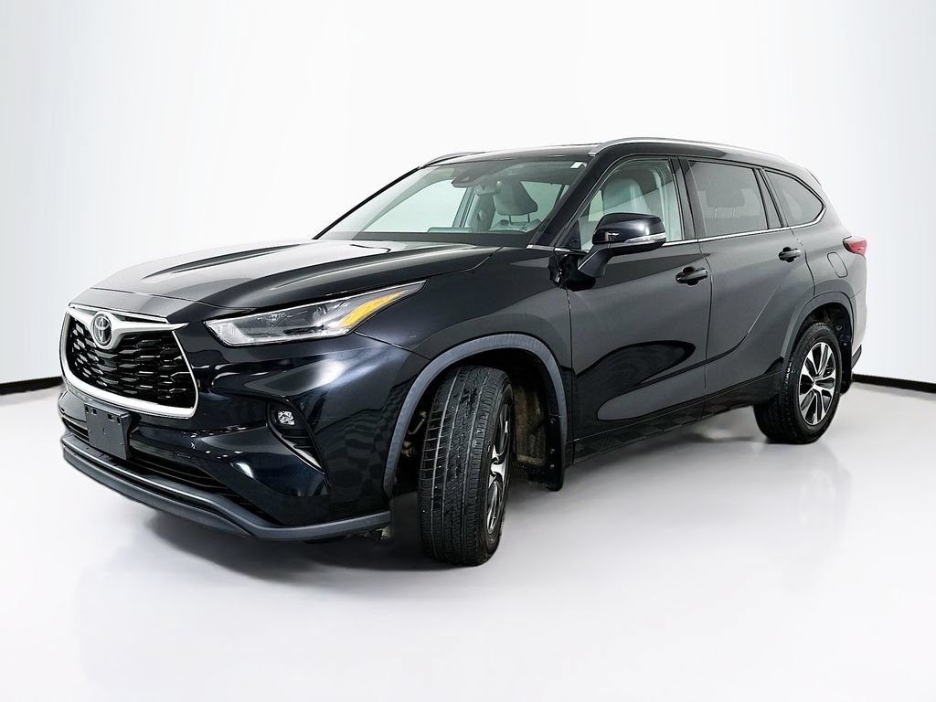 Used 2021 Toyota Highlander XLE AWD/4WD image 1