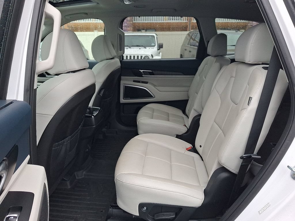Used 2023 Kia Telluride EX w/ EX Captain's Chair Package AWD/4WD image 11
