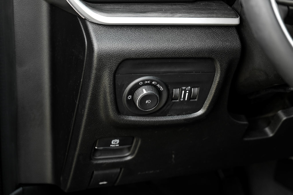 Used 2023 Jeep Grand Cherokee L Limited AWD/4WD image 39