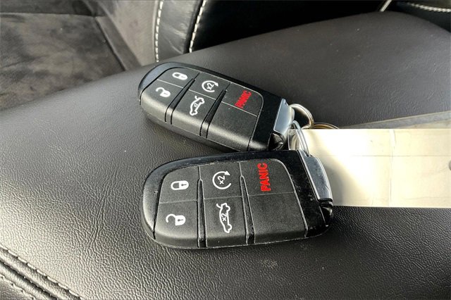 Used 2015 Dodge Challenger SRT image 10