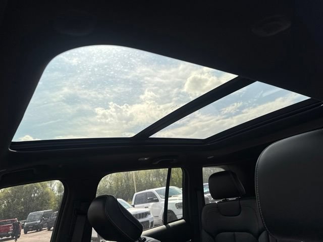 Used 2023 Jeep Grand Cherokee Overland AWD/4WD image 13