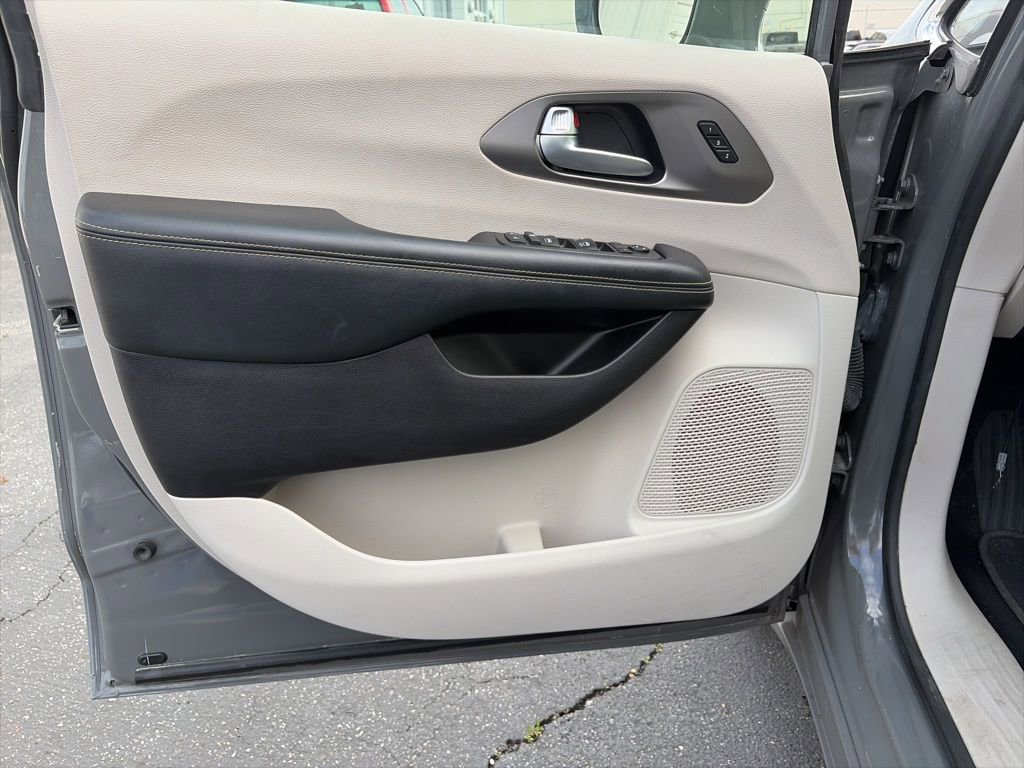 Used 2021 Chrysler Pacifica Touring-L image 14