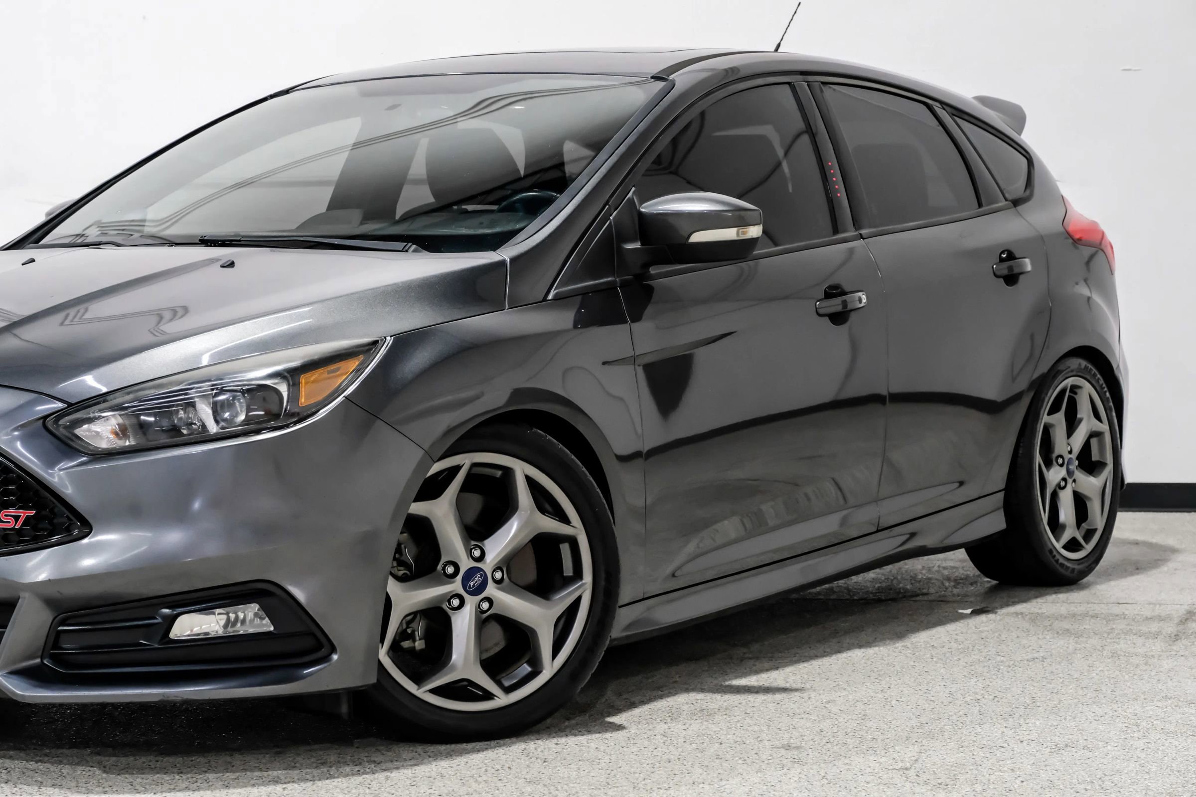 Used 2018 Ford Focus ST w/ Equipment Group 402A FWD image 11