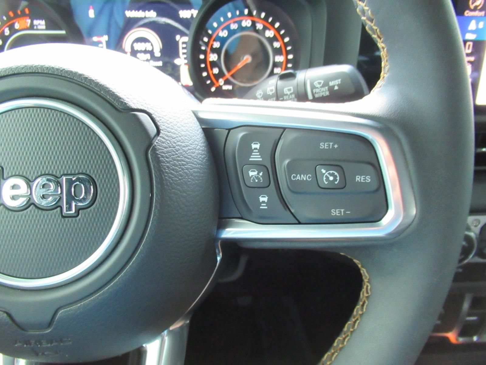 Used 2025 Jeep Wrangler Unlimited Sahara w/ Technology Group AWD/4WD image 23