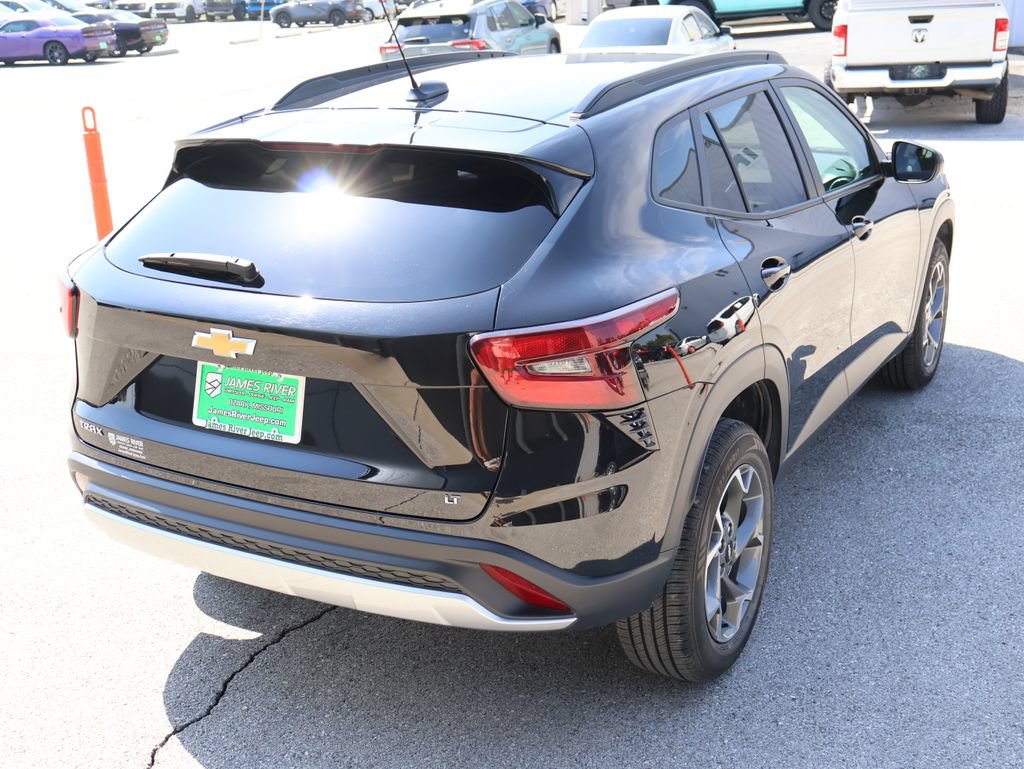 Used 2025 Chevrolet Trax LT FWD image 5