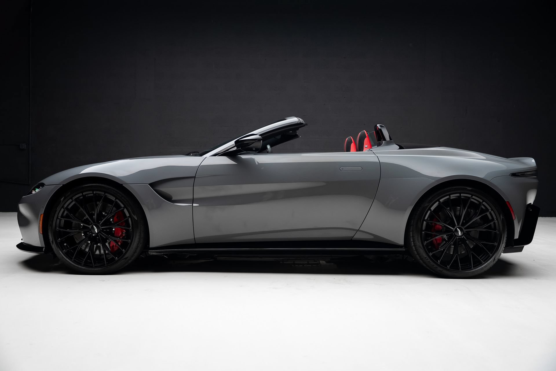 Used 2023 Aston Martin V8 Vantage Roadster RWD image 19