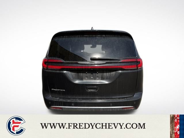 Used 2023 Chrysler Pacifica Touring-L image 6
