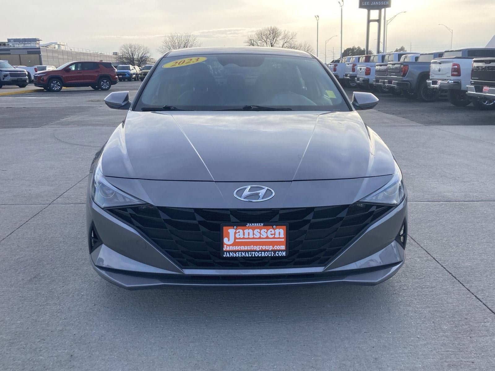 Used 2023 Hyundai Elantra SE FWD image 3