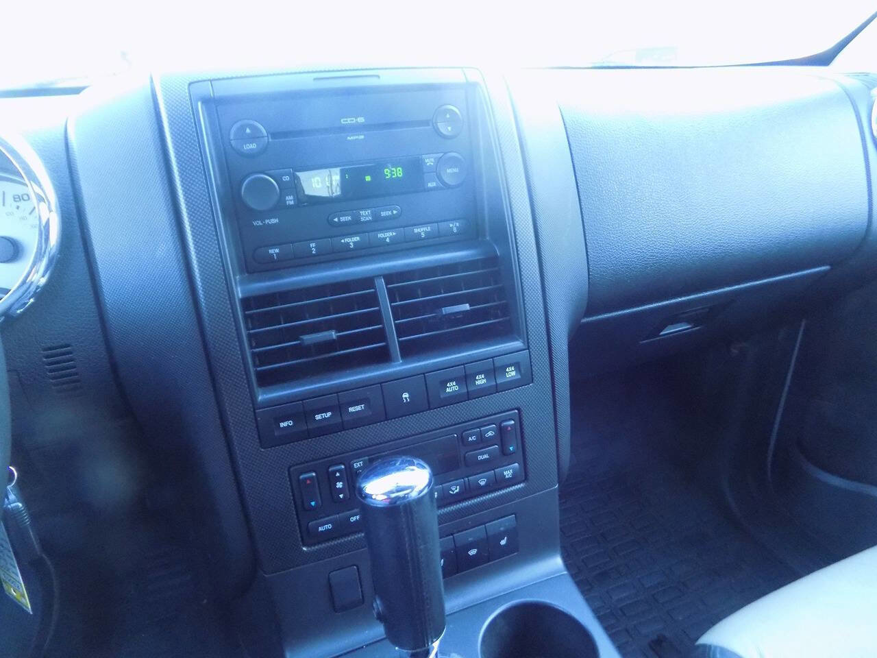 Used 2007 Ford Explorer Sport Trac Limited image 18