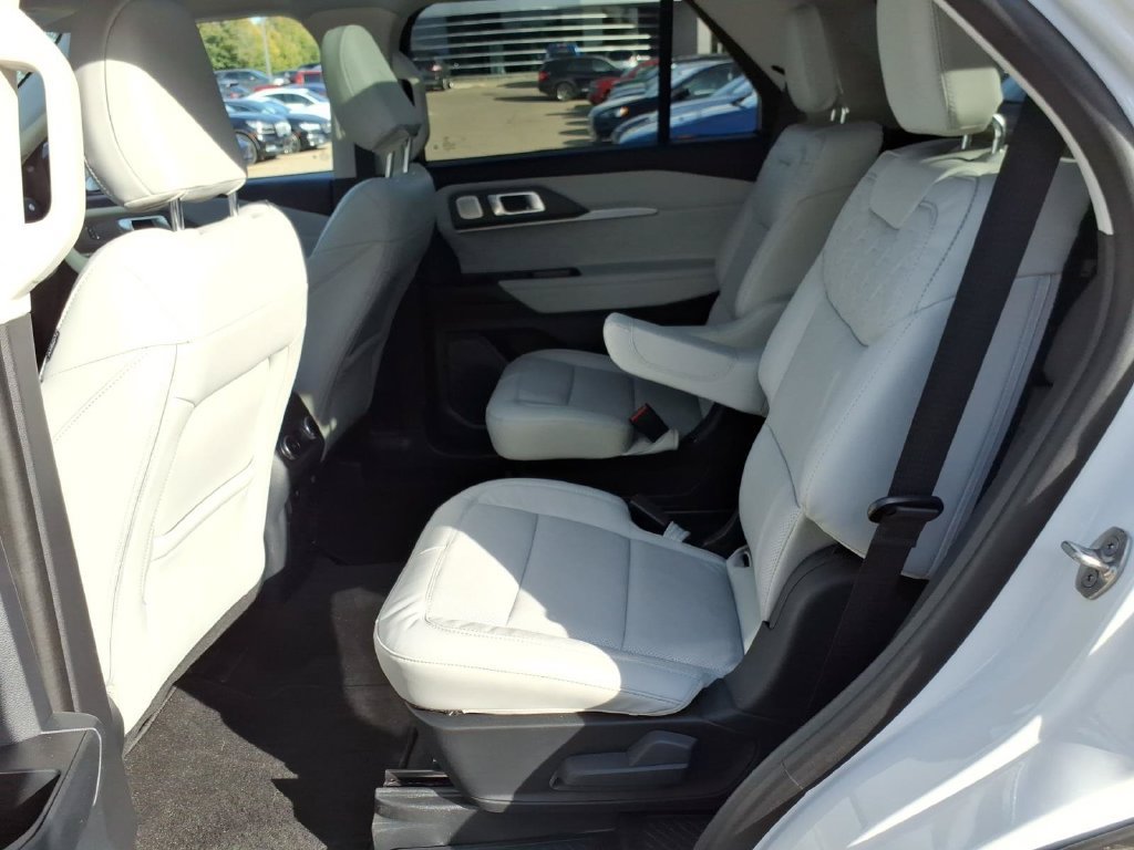 Used 2025 Ford Explorer Platinum w/ Ultimate Package AWD/4WD image 12