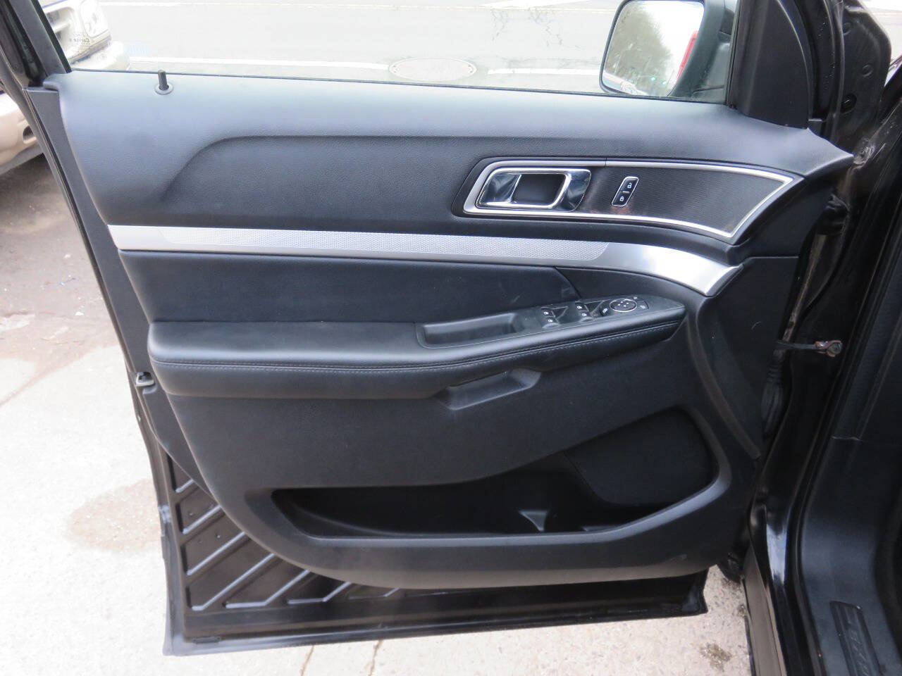 Used 2016 Ford Explorer XLT w/ Equipment Group 202A AWD/4WD image 28