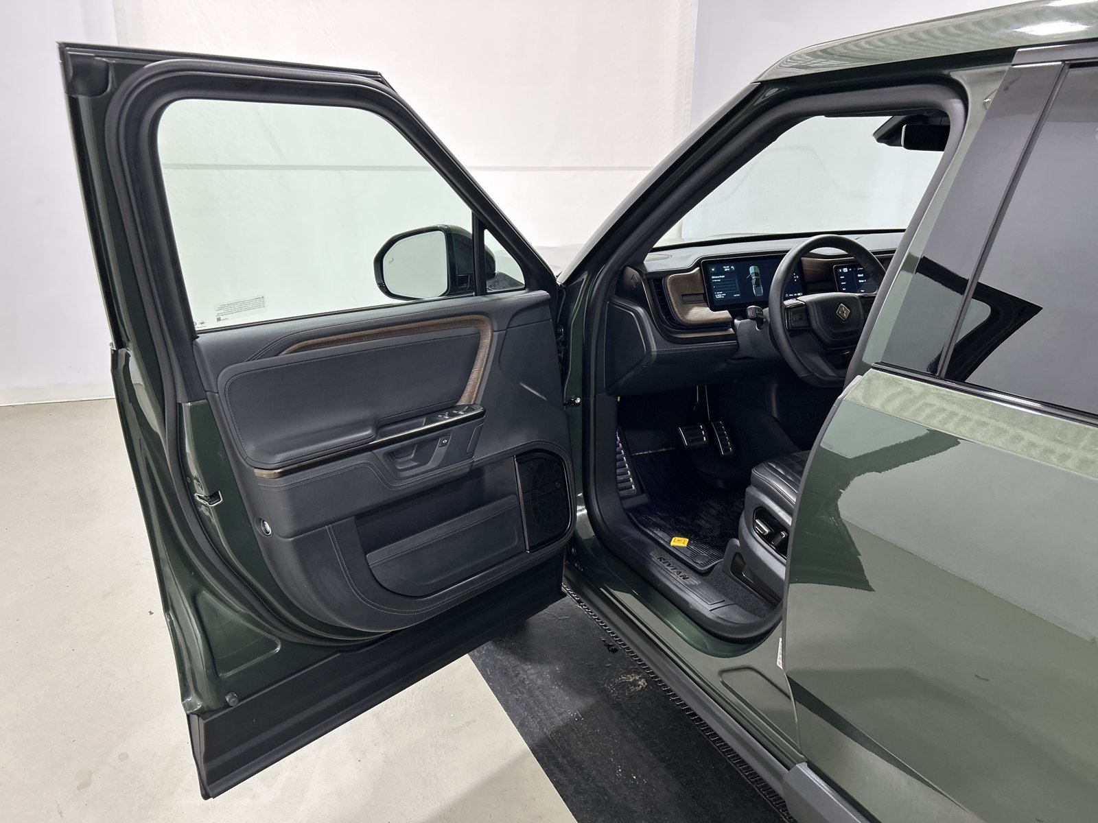 Used 2025 Rivian R1T Premium AWD/4WD image 16