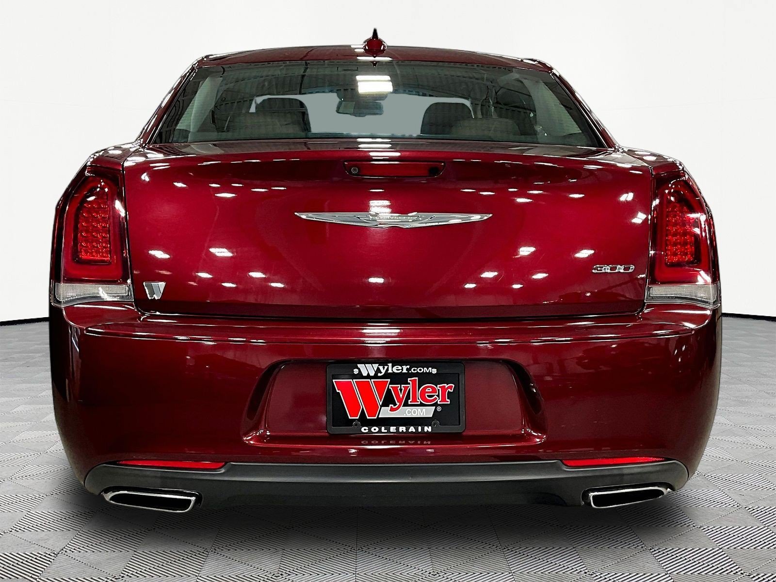 Used 2018 Chrysler 300 Touring w/ Sport Appearance Package RWD image 5