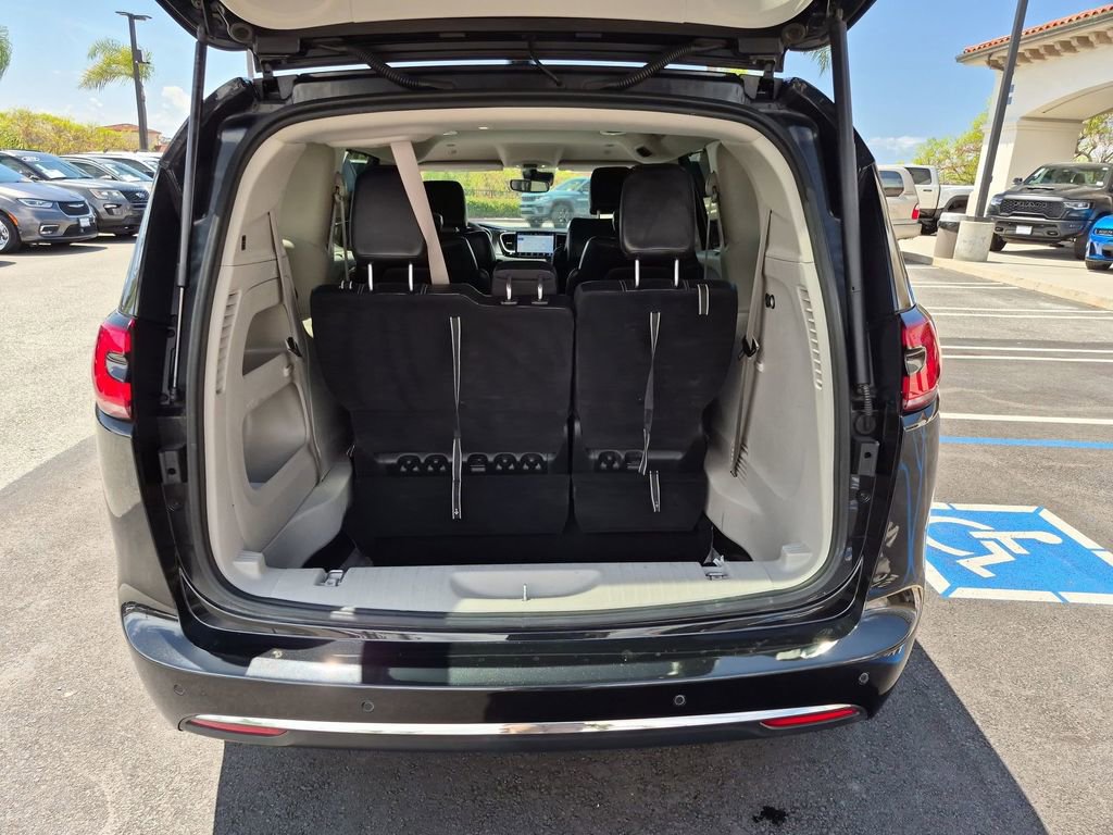 Certified 2023 Chrysler Pacifica Touring-L FWD image 26