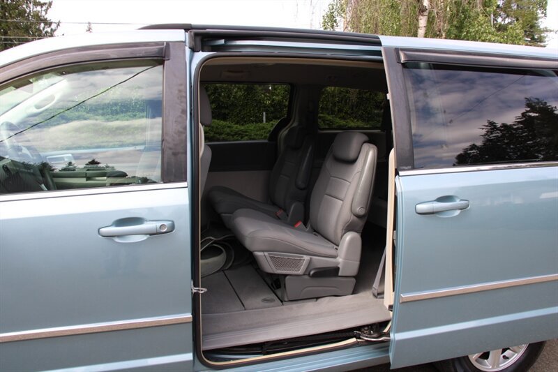 Used 2010 Chrysler Town & Country Touring FWD image 14