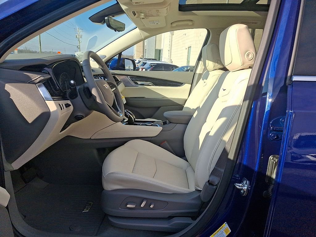 Used 2025 Cadillac XT6 Premium Luxury w/ Technology Package image 6