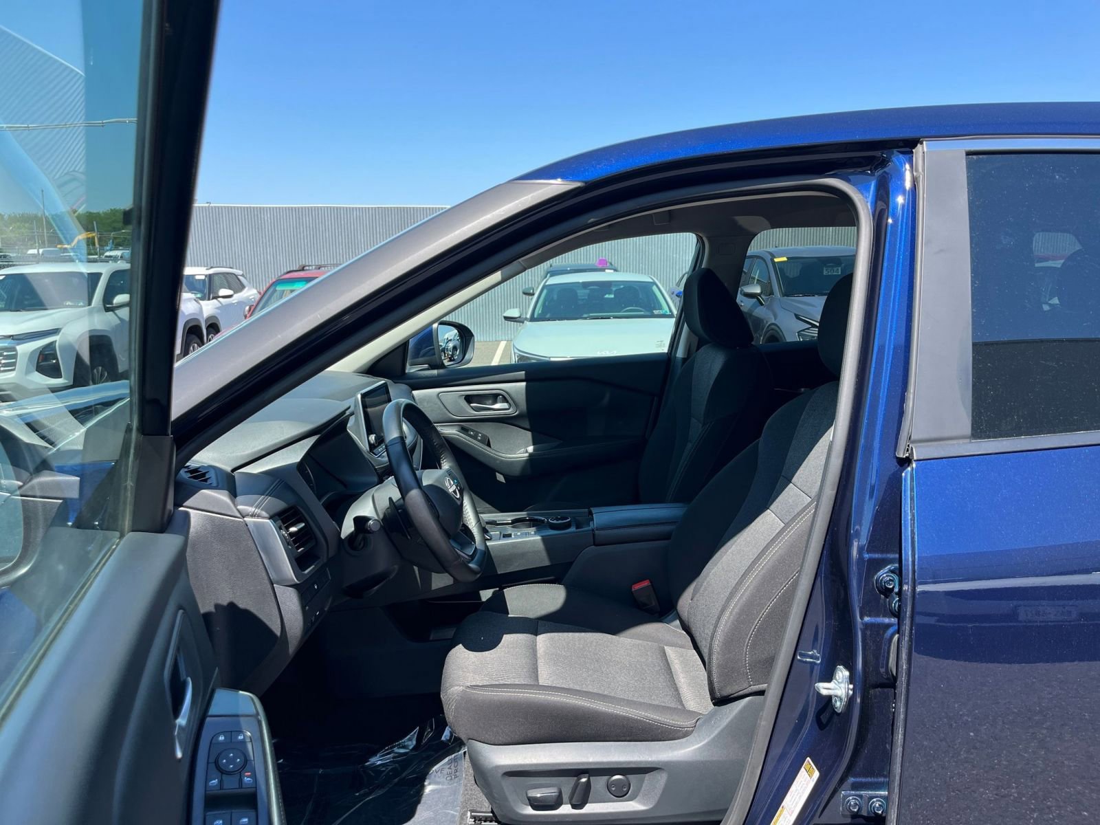 Used 2025 Nissan Rogue SV AWD/4WD image 29