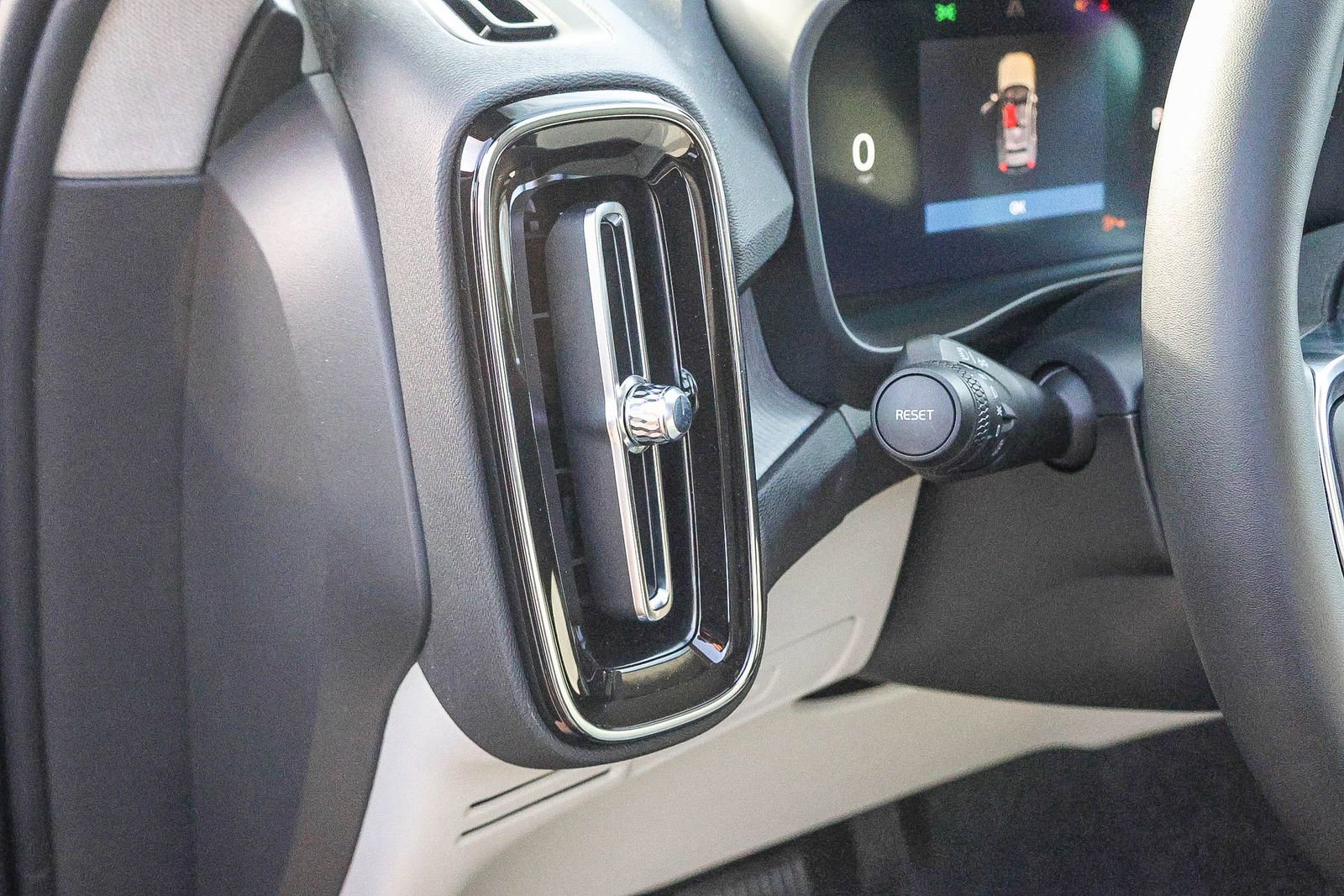 New 2026 Volvo XC40 B4 Plus w/ Climate Package FWD image 31