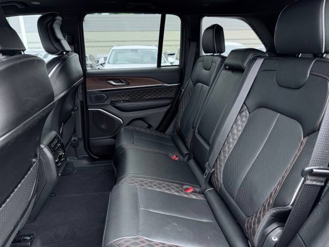 Used 2025 Jeep Grand Cherokee Summit AWD/4WD image 23