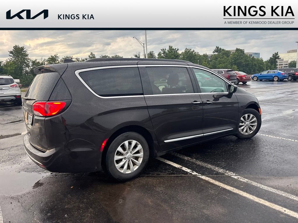 Used 2017 Chrysler Pacifica Touring-L FWD image 6