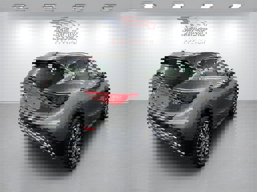 Used 2017 INFINITI QX30 Premium w/ Navigation Package image 4