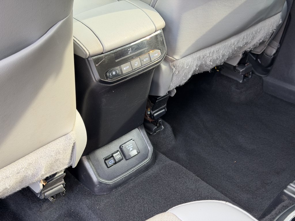 Used 2022 Toyota Highlander Limited AWD/4WD image 25