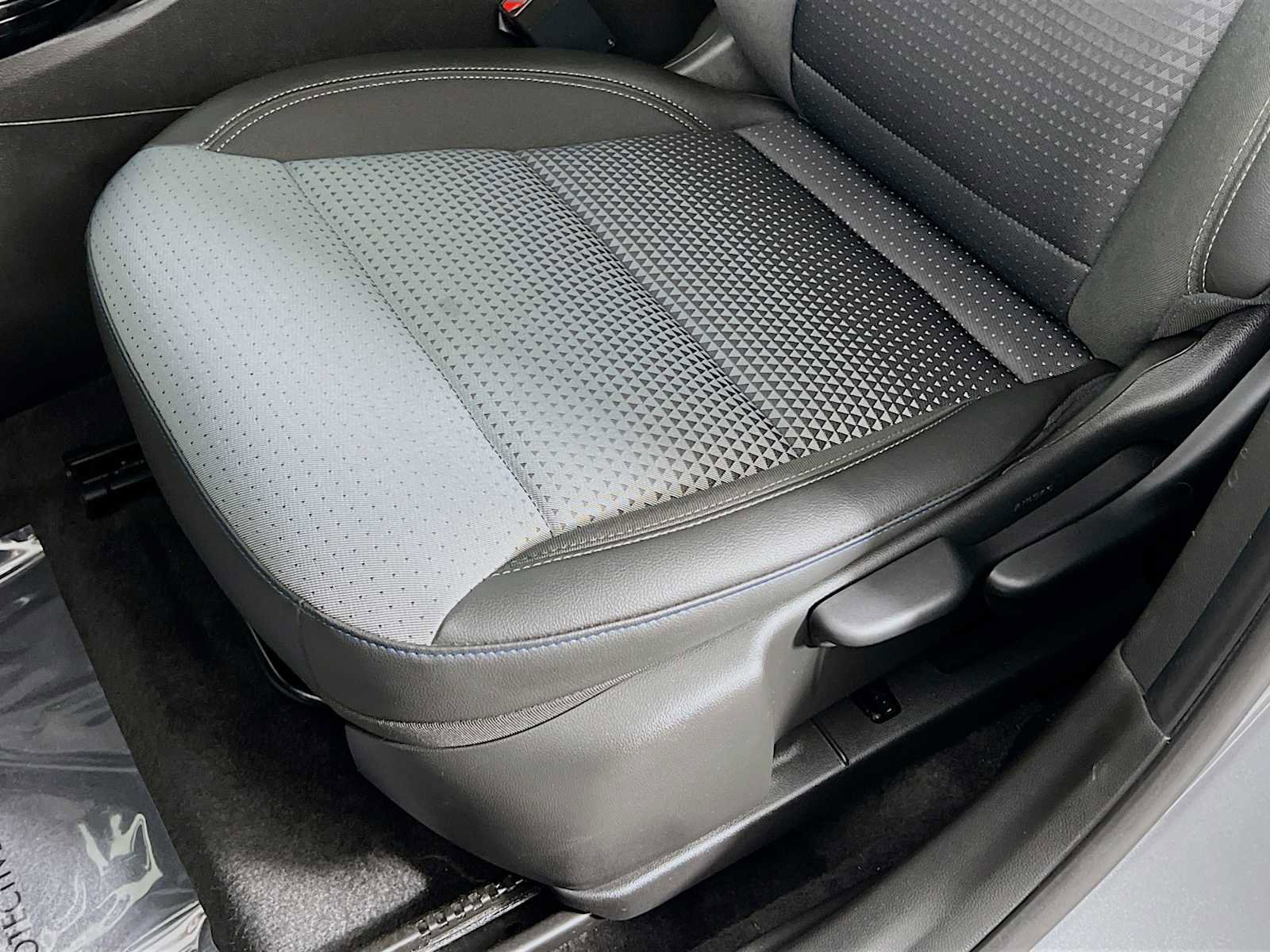 Used 2025 Chevrolet Trax LT w/ LT Convenience Package image 19