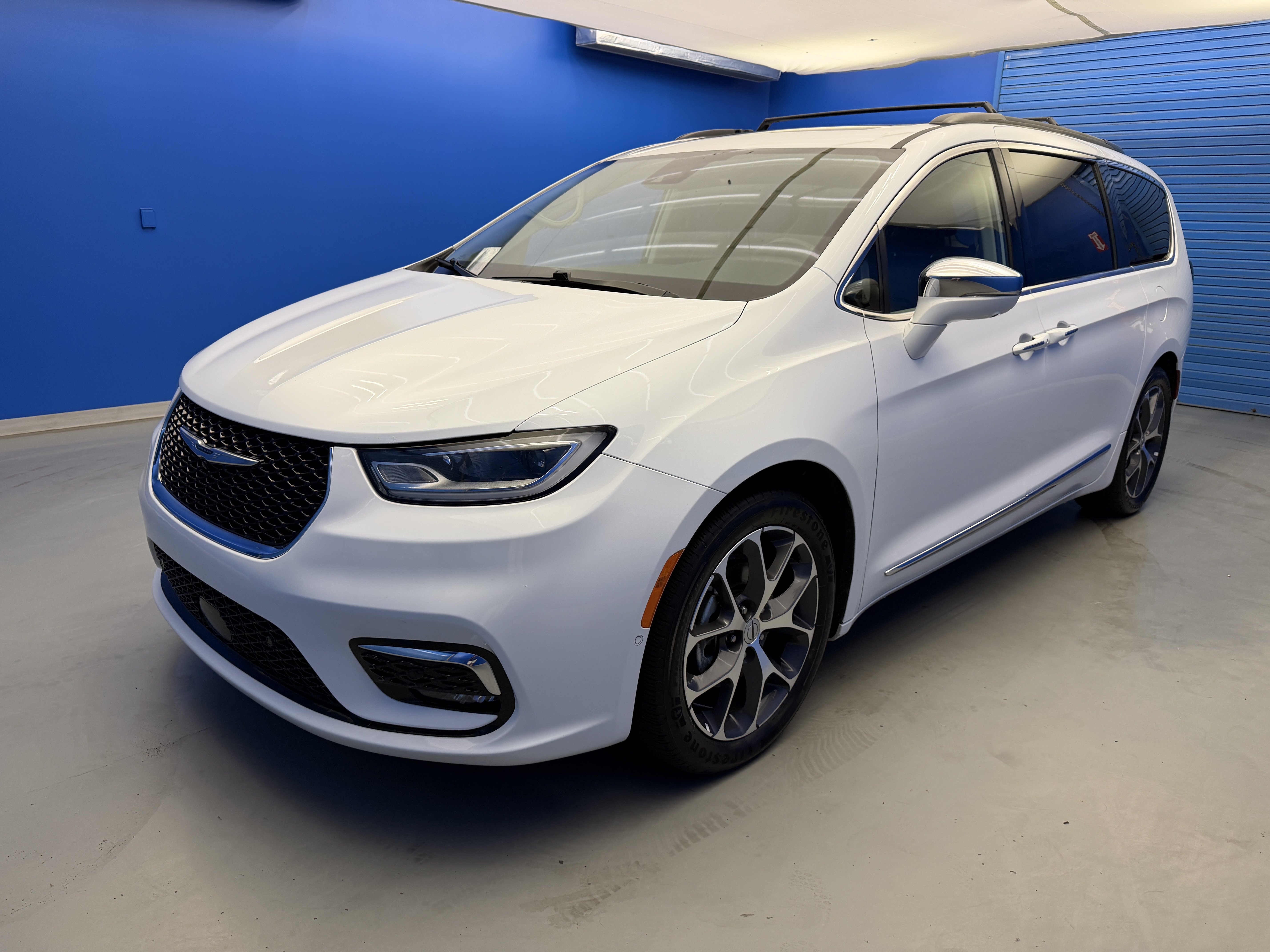 Used 2022 Chrysler Pacifica Limited w/ Uconnect Theater Family Group FWD image 4